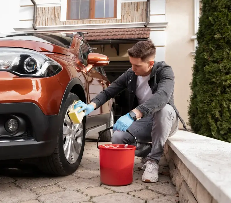 Lavage auto à domicile Étrépigny : professionnel intervenant sur un véhicule